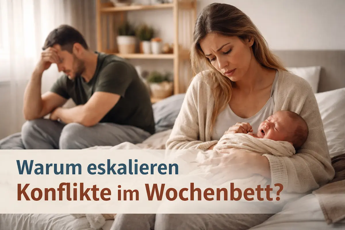 Warum Konflikte im Wochenbett eskalieren: Erschöpfte Eltern mit Neugeborenem sitzen angespannt auf dem Bett, sichtbar überfordert durch Schlafmangel und Stress.